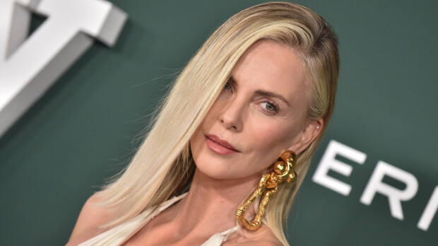 Jäätävä kunto! Charlize Theron, 49, upeana uikkareissa