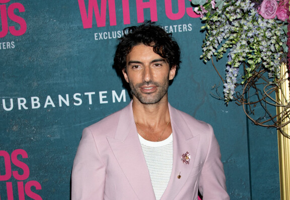 Justin Baldoni on myös ohjannut Se päättyy meihin -elokuvan, joka tuotti 25 miljoonan dollarin budjetilla 351 miljoonaa dollaria.