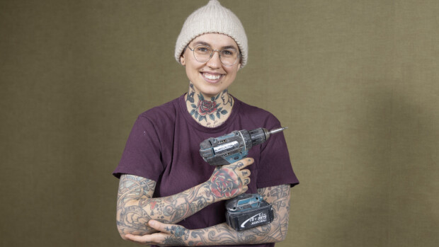 Nata Salmela esittelee jäätäviä lihaksiaan