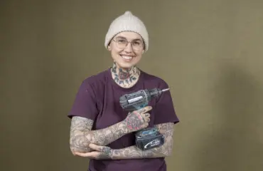 Nata Salmela esittelee jäätäviä lihaksiaan