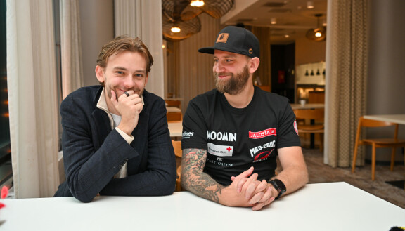 Joelin on lähdettävä kesken matkan veneensä vuoksi. Leo jatkaa matkaa kohti Kiovaa.