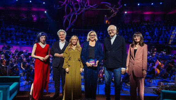 Katja Ståhlin vieraina Helsingin Musiikkitalolla olivat kirjailija Sofi Oksanen, toimittaja Jani Halme, muusikko Paula Vesala, lastenpsykiatri Jari Sinkkonen ja toimittaja Sonja Saarikoski.