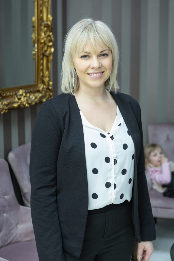 Kirsi näyttelijä sarjassa Isabella Holmia, joka aiheutti hämmentystä Pihlajakadulla.