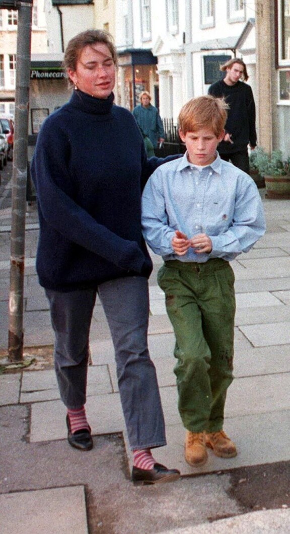 Kuolleen Edwardin äitipuoli 'Tiggyn' kerrotaan olleen tärkeä äitihahmo sekä Williammille että Harrylle. Kuvassa 'Tiggy' ja Harry vuonna 1995.
