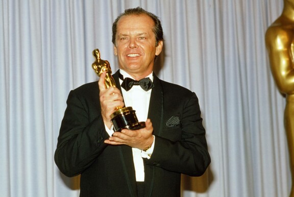 Jack voittamansa parhaan miessivuosan Oscarin kanssa vuonna 1984. Hän sai pystin roolistaan elokuvassa Hellyyden ehdoilla.