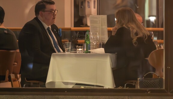 Patrickin posket heloittivat punaisina, kun Pasha intoutui intiimiin keskusteluun.