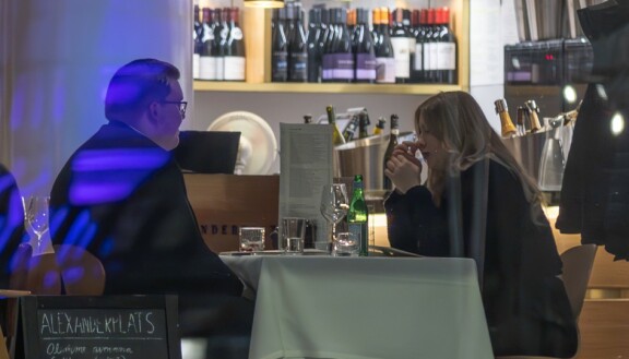 Patrick ja Pasha antautuivat intiimille illalliskeskustelulle ravintola Alexanderplatsissa.