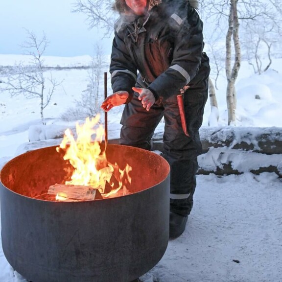 Vähän jääpaloja kun hankaa vastakkain... Erämies on erimies, kysykää vaikka Huhtasen Akilta. Vähän jääpaloja kun hankaa vastakkain... Erämies on erimies, kysykää vaikka Huhtasen Akilta.