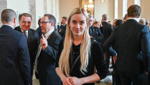 Sofia Virta on vihreiden puheenjohtaja ja yksi oppositiojohtajista. Vieressä sormi pystyssä edustajatoveri Jani Mäkelä (ps).