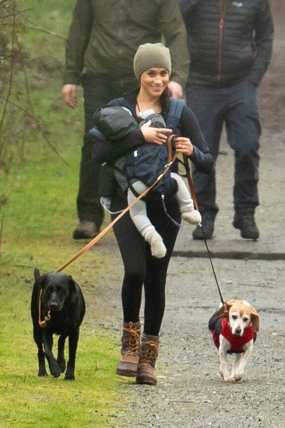 Meghan kävelyllä pienen Archie-vauvan, Pulan ja Guyn kanssa. Kuva vuodelta 2020.