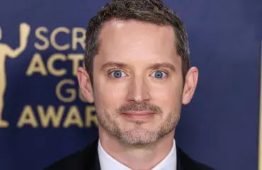 Mitä ihmettä?! Elijah Wood kuokkavieraana Taru Sormusten Herrasta -teemaisissa häissä