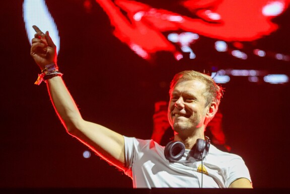 Armin van Buuren on aloittanut uransa jo 90-luvulla. Mies kiertää edelleen maailmaa suosittujen DJ-keikkojensa myötä.
