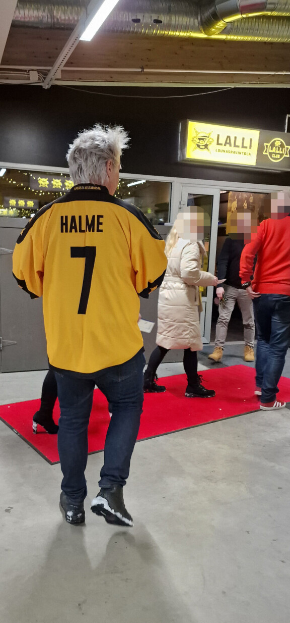 Ravintola Lallin edessä oli punainen matto.