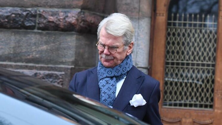 Kohupankkiiri Björn ”Nalle” Wahlroosin tyylin kruunaa 1 000 euron ökykaulahuivi – kuva Nalle Wahlroos