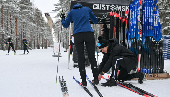 Moni asiakas kääntyy CustomSki-suksiliikkeessä mieluusti Ilpon puoleen.