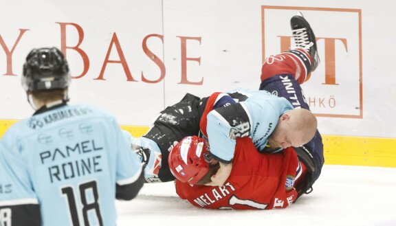 Pelicansin Antti Tyrväinen ja HIFK:n Ilari Melart pistivät painiksi Helsingin lauantailöylyissä.