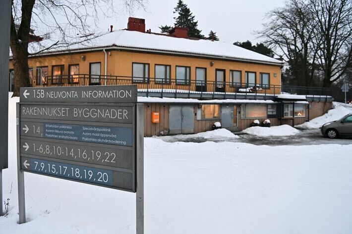 Psykiatrin vangitsemisoikeudenkäynti pidettiin Auroran sairaalassa. Järjestely oli täysin poikkeuksellinen, sillä myös käräjätuomari oli mukana sairaalassa. Psykiatrin vangitsemisoikeudenkäynti pidettiin Auroran sairaalassa. Järjestely oli täysin poikkeuksellinen, sillä myös käräjätuomari oli mukana sairaalassa.