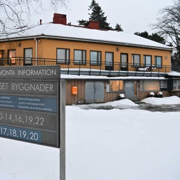 Psykiatrin vangitsemisoikeudenkäynti pidettiin Auroran sairaalassa. Järjestely oli täysin poikkeuksellinen, sillä myös käräjätuomari oli mukana sairaalassa. Psykiatrin vangitsemisoikeudenkäynti pidettiin Auroran sairaalassa. Järjestely oli täysin poikkeuksellinen, sillä myös käräjätuomari oli mukana sairaalassa.