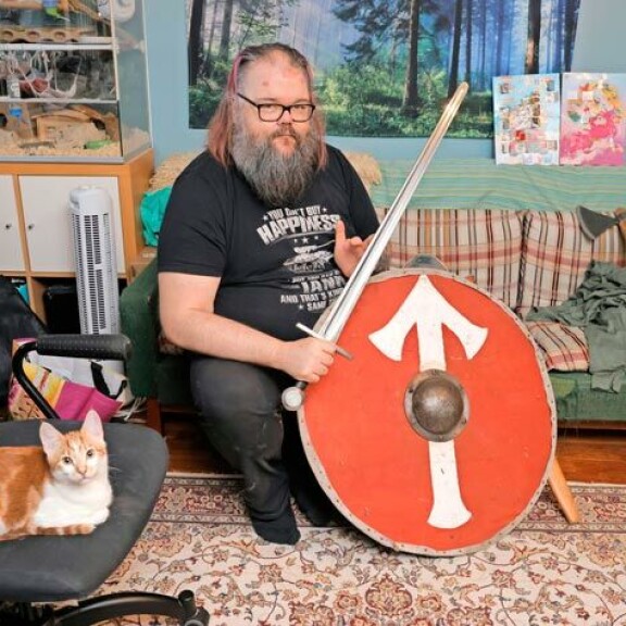 – Olin luultavasti entisessä elämässäni viikinkisoturi, alan historiaa harrastava Jukka hymähtää. – Olin luultavasti entisessä elämässäni viikinkisoturi, alan historiaa harrastava Jukka hymähtää.