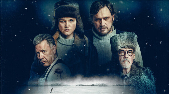 Mikael Persbrandt (vas.) ja Samuli Edelmann (ylhäällä) ovat tuttuja toisilleen muun muassa Poromafian kuvauksista. Sarja esitettiin Maikkarilla vuonna 2023.