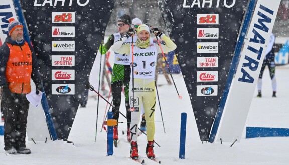 Antti nauroi ja hytkyi oman kappaleensa tahtiin ennen kuin syöksyi matkaan.