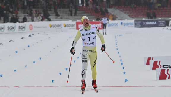 Se on siinä! Antti Tuisku saapuu maaliin elämänsä ensimmäisessä SM-hiihdossa.