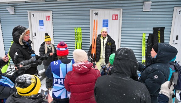 Antin AT Ski Teamin hiihtokopin edustalla pyöri valtaisa mediasirkus.