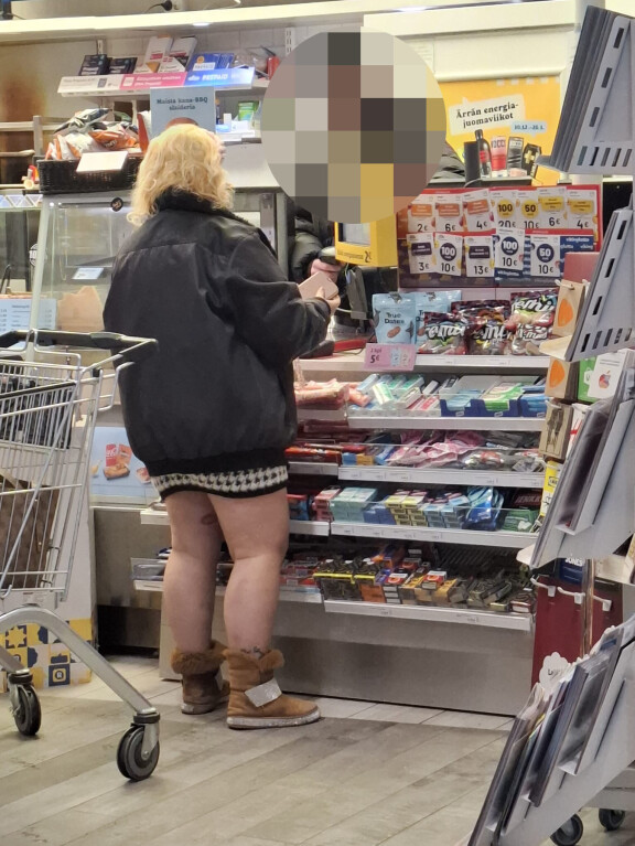 Johanna Tukiainen kävi ostamassa tuoreimman Seiskan R-Kioskista. Kohublondin asu herätti huomiota, sillä hän oli pukeutunut mustaan takkiin ja minihameeseen.