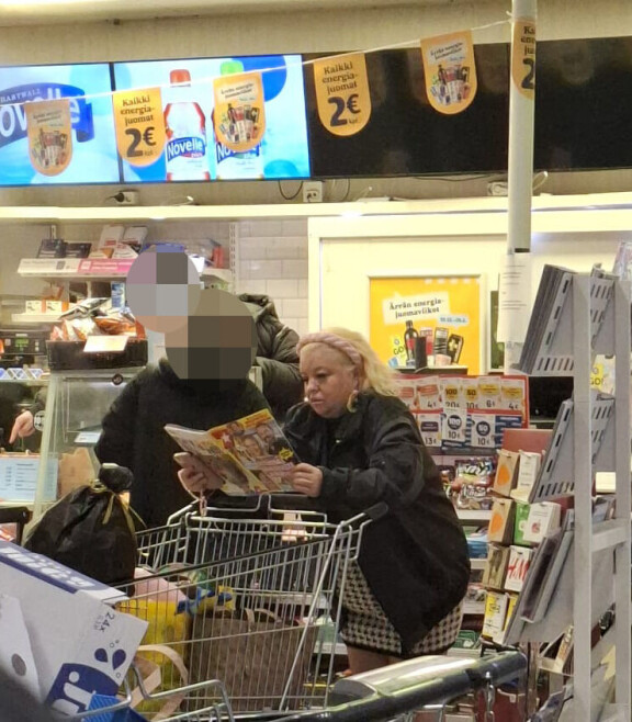 Johanna Tukiainen kiinnostui Seiska-lehdestä.