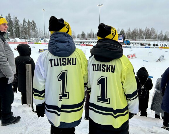 Äiti ja sisko olivat sonnustautuneet fanipaitoihin. Selässä komeili sukunimi Tuisku ja numero 1.