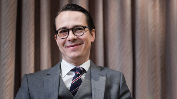 Suhdepaljastus! Ex-ministerillä uusi rakas ja häät!