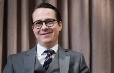 Suhdepaljastus! Ex-ministerillä uusi rakas ja häät!