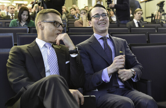 Carl Haglund (oik.) toimi puolustusministerinä samaan aikaan kun Alexander Stubb oli vielä Suomen pääministeri. Kuva vuodelta 2015.