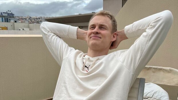 Tällaista on vaimoaan jekuttelevan Sasu Salinin perhearki Teneriffalla – ”Ei tarvitse tapella kurahaalareiden kanssa” Sasu Salin