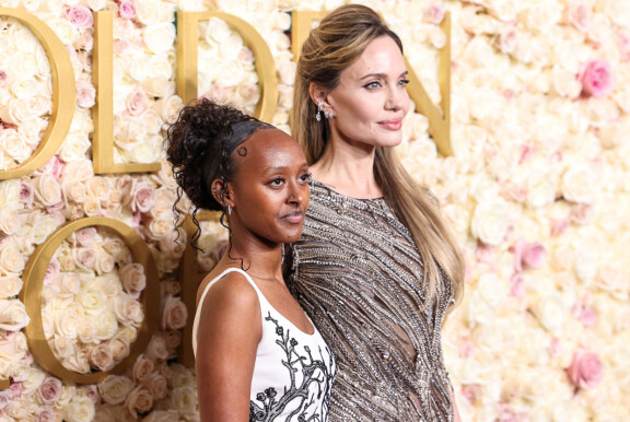 Angelina edusti tyttärensä kanssa Golden Globesissa.