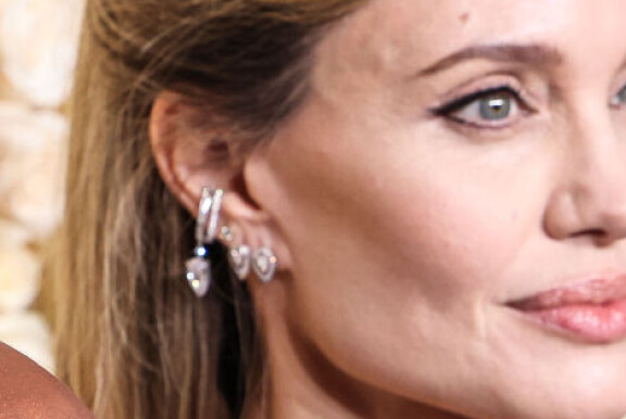 Myös Angelinalla itsellään on hienoja lävistyskoruja. Angien korvaa koristi jopa näyttävä ear cuff -koru.