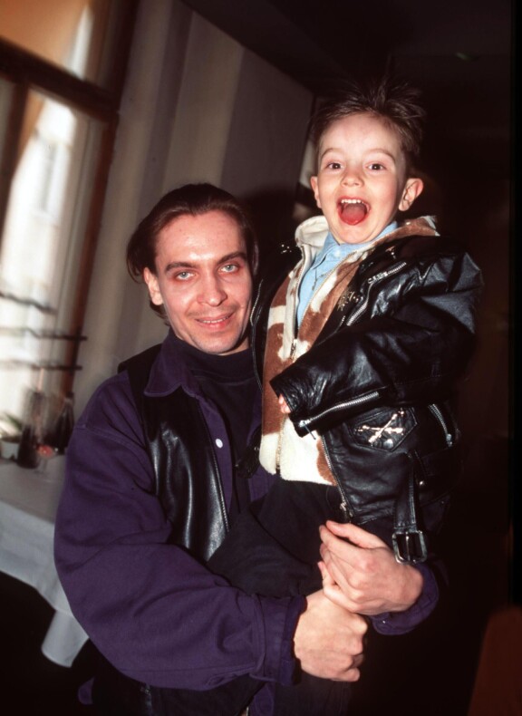 Janus Hanski poikansa Aleksin kanssa vuonna 1995.