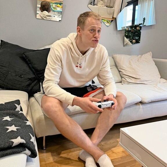 Vaikka rahaa on, Sasu ei paljon perusta materiasta. – Viimeksi olen ostanut itselleni Pleikkari 5:n, jota ehdin harvoin pelaamaan. Vaikka rahaa on, Sasu ei paljon perusta materiasta. – Viimeksi olen ostanut itselleni Pleikkari 5:n, jota ehdin harvoin pelaamaan.