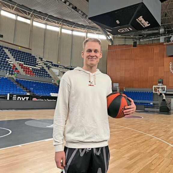 Elämä hymyilee Sasu Salinille. Ensimmäisen korismiljoonansa jo 25-vuotiaana tienannut helsinkiläinen asustaa perheineen ja pelaa Teneriffalla. Elämä hymyilee Sasu Salinille. Ensimmäisen korismiljoonansa jo 25-vuotiaana tienannut helsinkiläinen asustaa perheineen ja pelaa Teneriffalla.