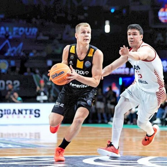 Susijengin kapteeni-Sasun loistelias korisura alkaa olla ehtoopuolellaan. – Pystyn ehkä pelaamaan 35-vuotiaaksi asti, sen jälkeen kaikki on plussaa. Susijengin kapteeni-Sasun loistelias korisura alkaa olla ehtoopuolellaan. – Pystyn ehkä pelaamaan 35-vuotiaaksi asti, sen jälkeen kaikki on plussaa.