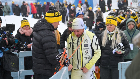 Imatran hiihtostadionilla näkyi runsaasti Antin AT Ski Teamin hiihtopipoja.