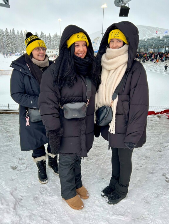 Riitta Jurkko sekä tyttäret Henna ja Jonna Pietiläinen fanittivat Anttia Imatralla.