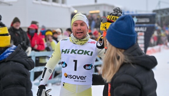 Antti Tuisku saa runsaasti suitsutusta hiihtotiiminsä AT Ski Teamin jäseniltä.