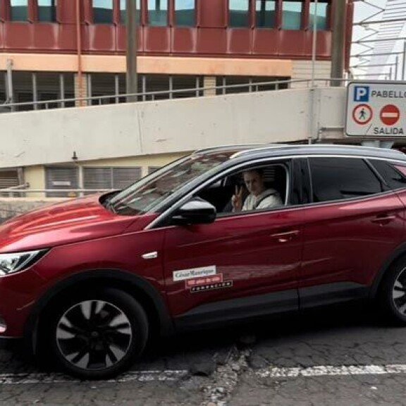 Suomessa sponsori-Kialla köröttelevä Sasu ajaa Espanjassa vaatimattomasti vuokra-Opelilla. – Tämä riittää minulle oikein hyvin. Suomessa sponsori-Kialla köröttelevä Sasu ajaa Espanjassa vaatimattomasti vuokra-Opelilla. – Tämä riittää minulle oikein hyvin.