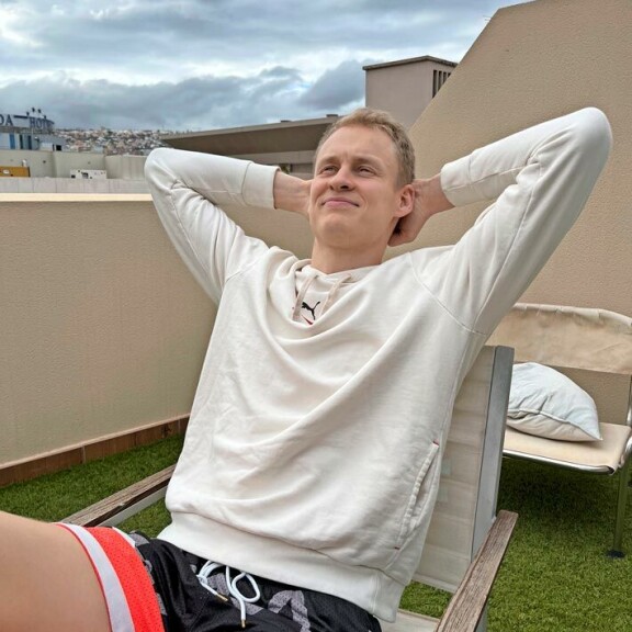 Salinit asuvat Teneriffan pääkaupungissa Santa Cruzissa kolmekerroksisessa vuokrahuoneistossa. Sen avaralta kattoterassilta avautuu mukavat maisemat. Salinit asuvat Teneriffan pääkaupungissa Santa Cruzissa kolmekerroksisessa vuokrahuoneistossa. Sen avaralta kattoterassilta avautuu mukavat maisemat.