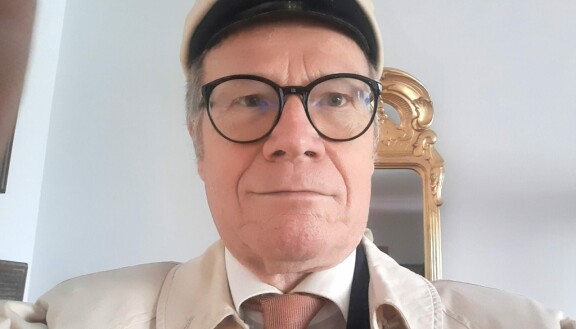 Kimmo Sasi lähetti Seiskalle kuvan myös itsestään saatteella: 'Tässä kuva riemuylioppilaasta = 50v siitä, kun pääsi ylioppilaaksi'.
