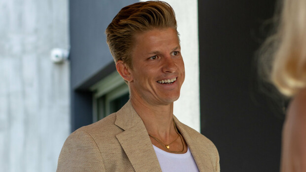 Bachelor-Joonas harrastaa seksiä sinkkunaisen kanssa