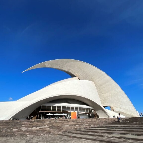 Teneriffan pääkaupungissa Santa Cruzissa miellyttää paitsi paikallinen kulttuuri, myös arkkitehtuuri. Santa Cruzissa miellyttää paitsi paikallinen kulttuuri, myös arkkitehtuuri.