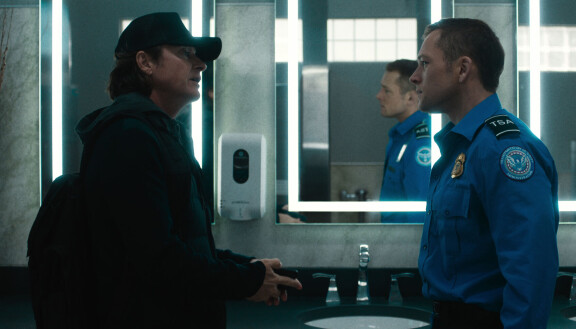 Carry-Onin pääosissa ovat Jason Bateman ja Taron Egerton.