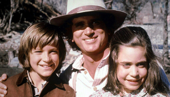 Jason Bateman esitti Pieni talo preerialla -sarjassa Charles Ingallsin (Michael Landon) adoptoimaa Jamesia. Cassandra-siskoa näytteli Melissa Francis.